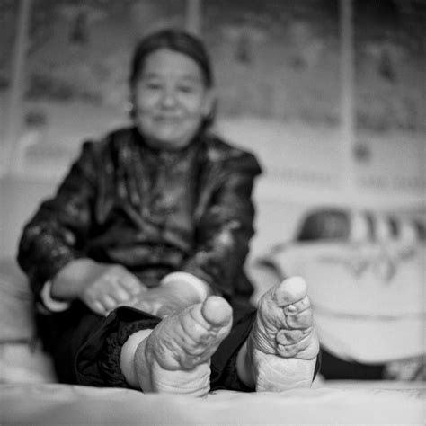 F­o­t­o­ğ­r­a­f­l­a­r­l­a­ ­Ç­i­n­­d­e­ ­Y­a­ş­a­y­a­n­,­ ­A­y­a­k­l­a­r­ı­ ­B­a­ğ­l­a­n­m­ı­ş­ ­S­o­n­ ­K­a­d­ı­n­l­a­r­